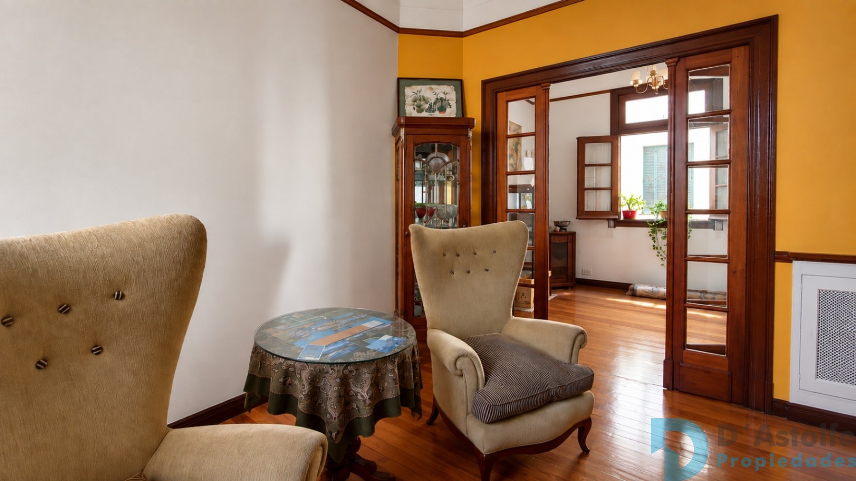 Departamento de 3 ambientes de 67 m², con detalles arquitectonicos originales
