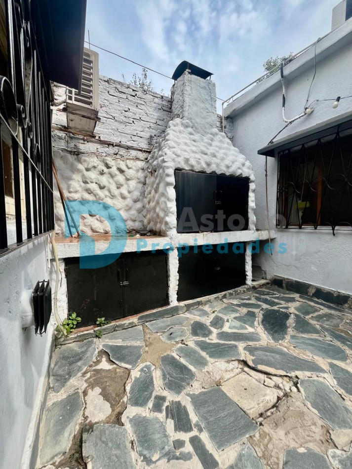 Amplia casa con patio, quincho, parrilla y pileta