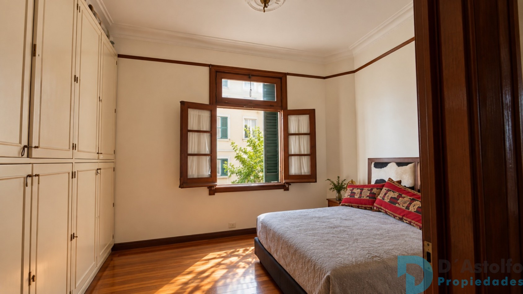 Departamento de 3 ambientes de 67 m², con detalles arquitectonicos originales