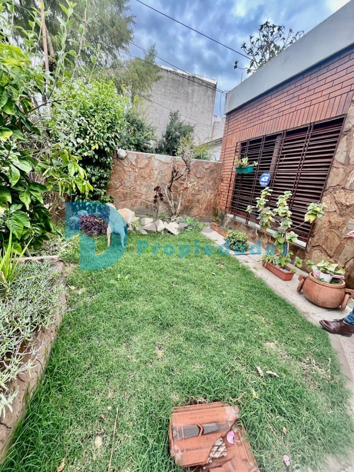 Amplia casa con patio, quincho, parrilla y pileta
