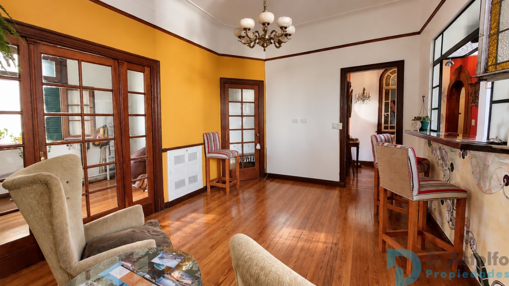 Departamento de 3 ambientes de 67 m², con detalles arquitectonicos originales