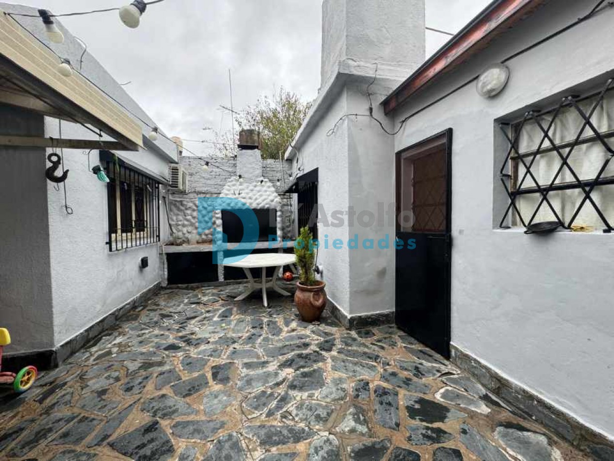 Amplia casa con patio, quincho, parrilla y pileta