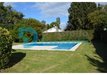 Increible Casa Quinta en un Predio Parquizado de 2568 m²